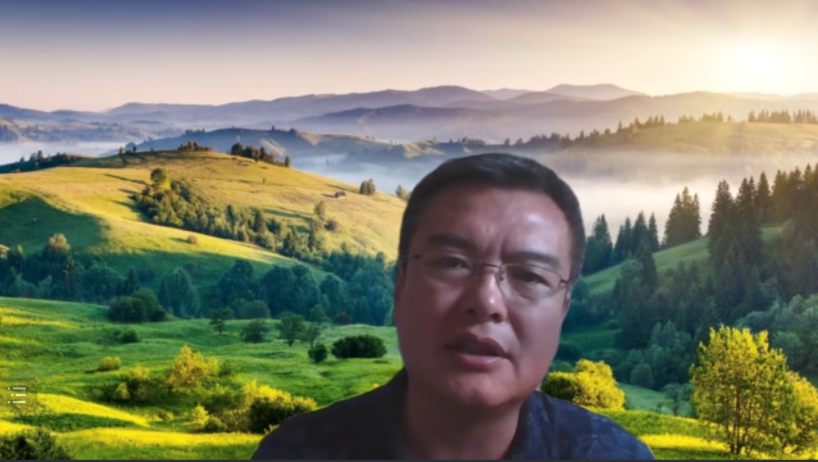 男人站在山上微笑着看着前面描述已自动生成 男人站在山上微笑着看着前面描述已自动生成