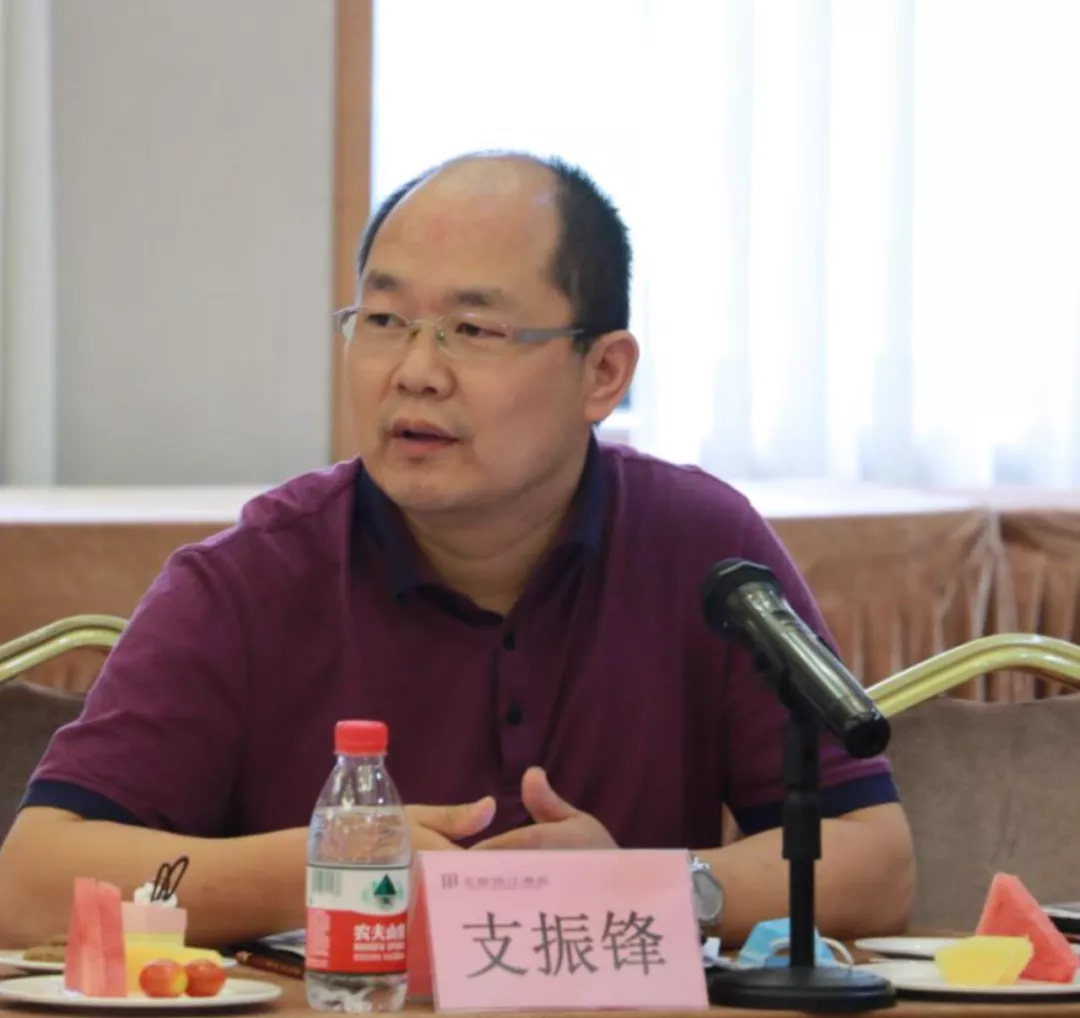 男人和女人在桌子边中度可信度描述已自动生成