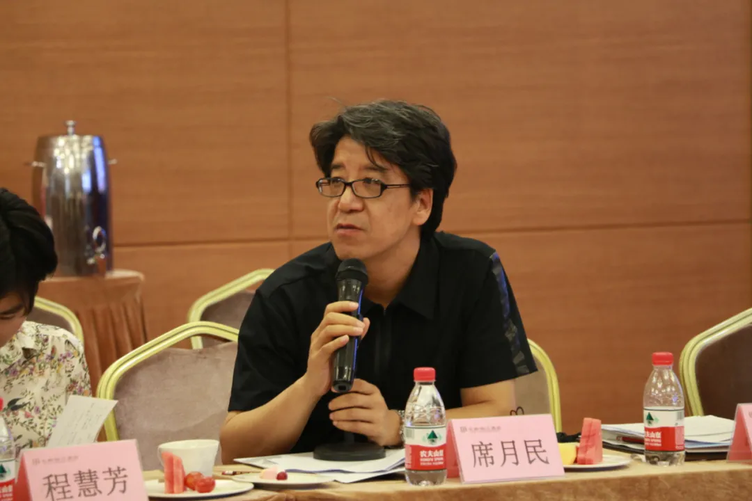 图片包含 桌子, 人, 室内, 男人描述已自动生成